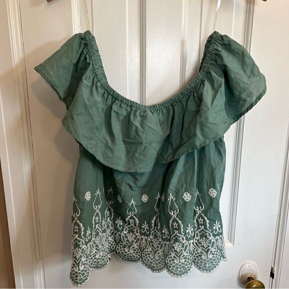 Haute Monde Green off shoulder lace design crop top - Picture 3 of 10